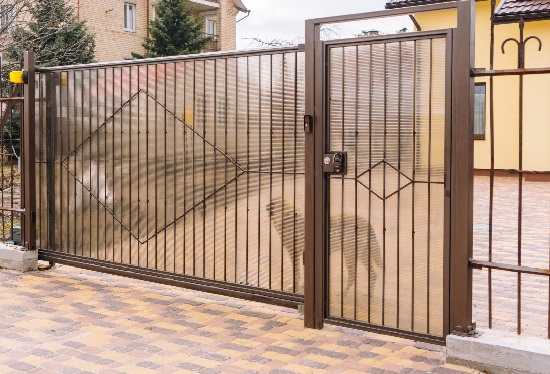 Купить ворота из профлиста с элементами ковки, с металлическими столбами в рамке или под дерево в асбесте от 153735 руб
